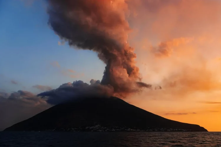 Stromboli, Ingv: forte esplosione e nube di cenere