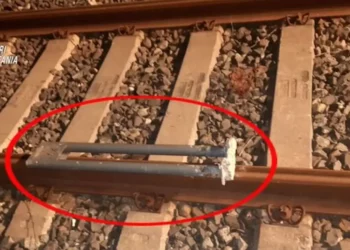 Tubi e pietre su binari prima arrivo treno: denunciati minori