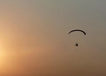 Turista muore colpito al volto da elica parapendio