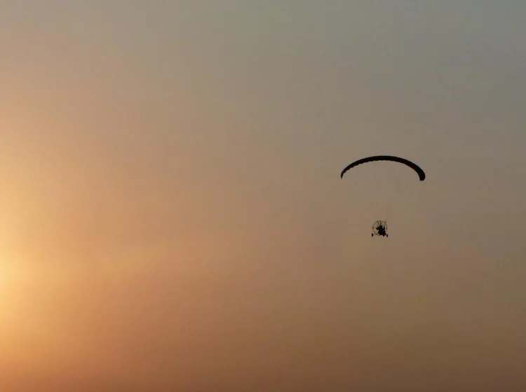 Turista muore colpito al volto da elica parapendio