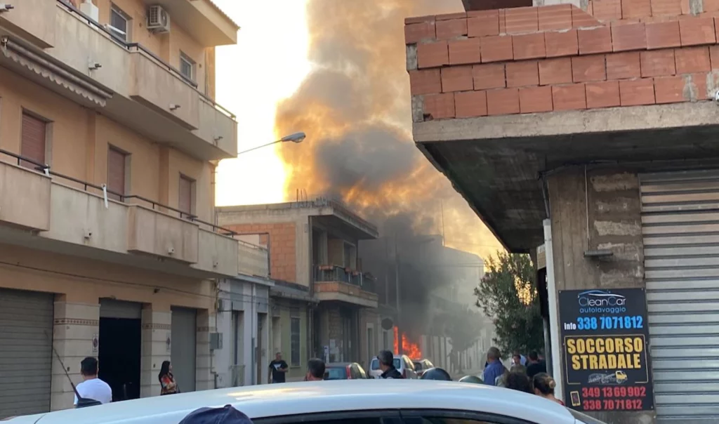 Auto in fiamme a Vittoria