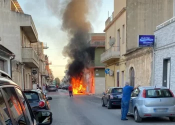 Auto in fiamme a Vittoria