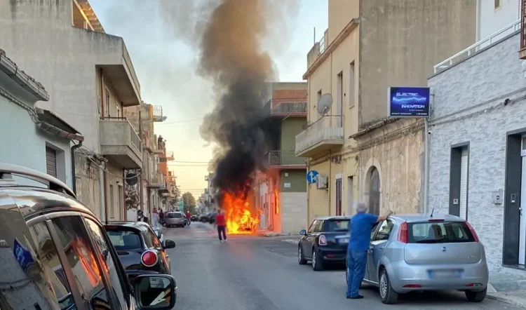 Auto in fiamme a Vittoria