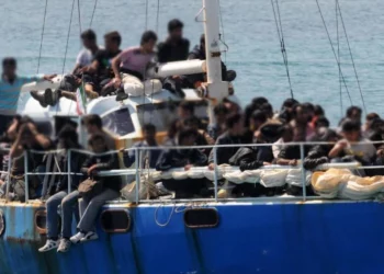 Barcone con 450 migranti al porto di Pozzallo