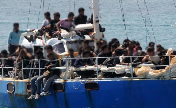 Barcone con 450 migranti al porto di Pozzallo