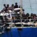 Barcone con 450 migranti al porto di Pozzallo