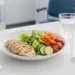 Piatto con proteine magre e verdure, schema dieta Nowzaradan per obesità grave