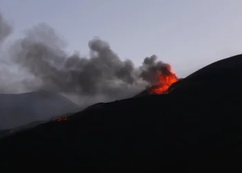Etna, colata di lava e emissione di cenere dal Sud Est