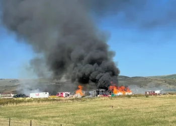 Comiso, incendio in un deposito di cassette