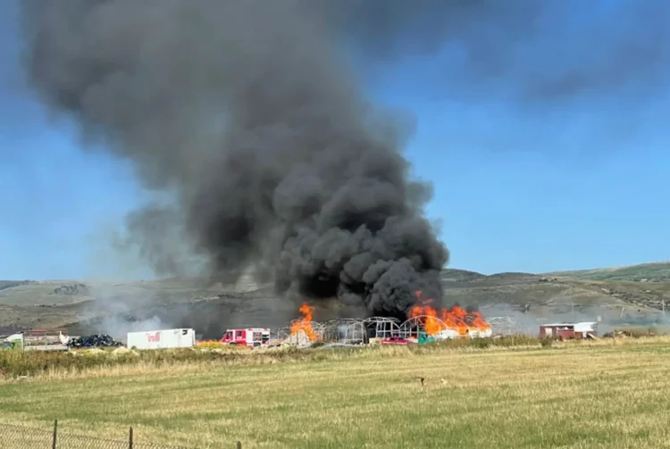 Comiso, incendio in un deposito di cassette
