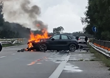 Incidente stradale, auto sbanda e va a fuoco