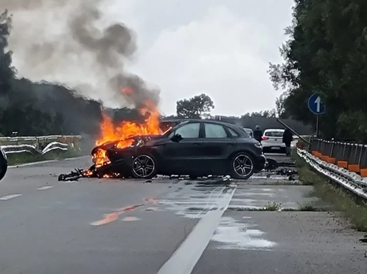 Incidente stradale, auto sbanda e va a fuoco