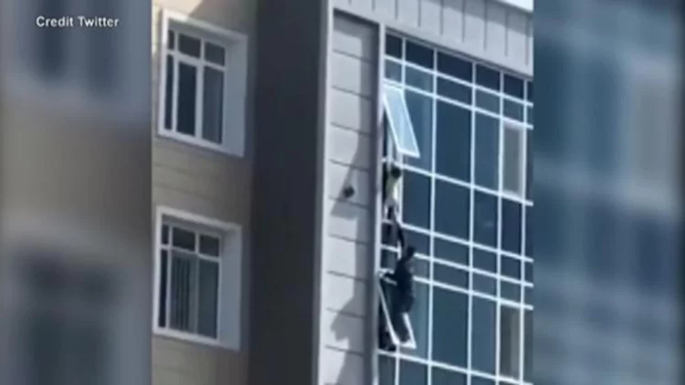 Un gesto eroico di un uomo ha salvato una bambina di 3 anni mentre penzolava da una finestra a 30 metri d'altezza