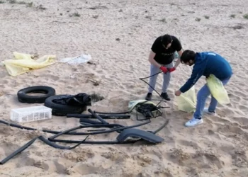 Plastica e rifiuti delle serre sulla spiaggia di Marina di Acate
