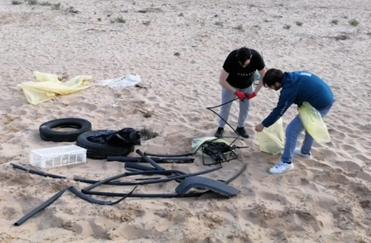 Plastica e rifiuti delle serre sulla spiaggia di Marina di Acate