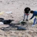 Plastica e rifiuti delle serre sulla spiaggia di Marina di Acate