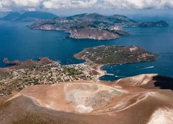 Vulcano, cratere vietato: si riapre spiaggia di Levante