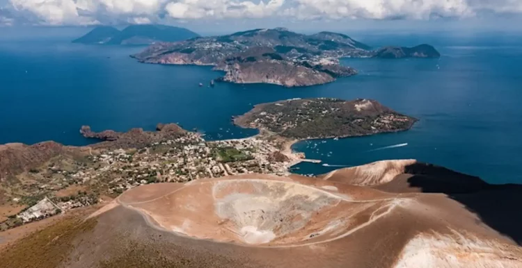 Vulcano, cratere vietato: si riapre spiaggia di Levante