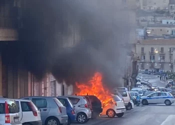 Auto in fiamme in Via Nazionale a Modica. Una Fiat Punto, alla cui guida era una giovane donna ha preso improvvisamente fuoco.