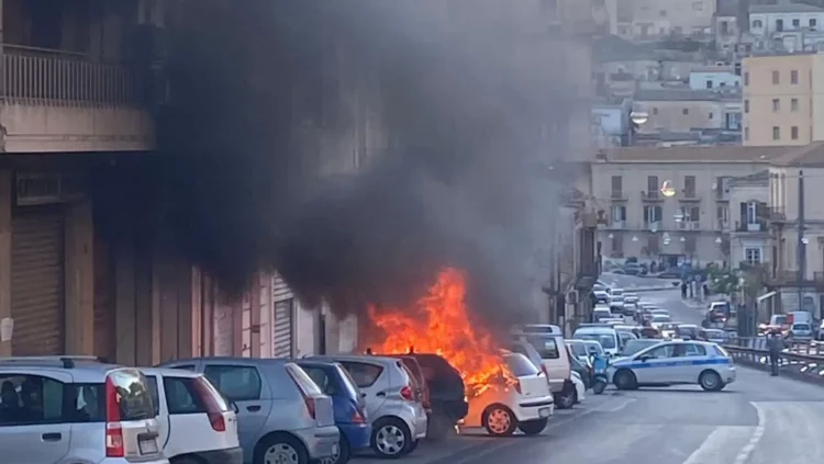 Auto in fiamme in Via Nazionale a Modica. Una Fiat Punto, alla cui guida era una giovane donna ha preso improvvisamente fuoco.