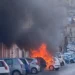Auto in fiamme in Via Nazionale a Modica. Una Fiat Punto, alla cui guida era una giovane donna ha preso improvvisamente fuoco.