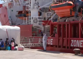 Pozzallo, sbarco migranti da Ocean Viking