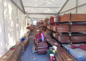 Va al cimitero per seppellire la sorella e muore