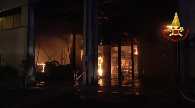 A Roma brucia la discarica di Malagrotta, operazioni complesse