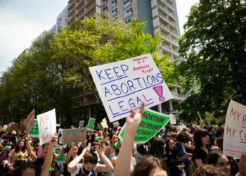 La Corte Suprema degli Stati Uniti ha ribaltato la storica sentenza Roe contro Wade, che stabililiva fin dal 1973 il diritto costituzionale all’aborto negli Stati Uniti sin dal 1973.