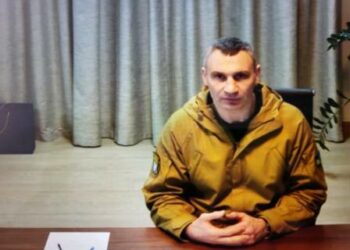 Ucraina, Kiev ancora sotto attacco. Sindaco “Persone sotto le macerie”