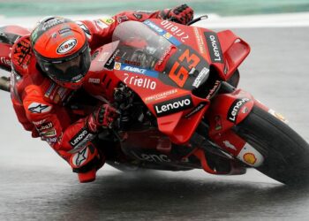 Francesco Bagnaia vince il Gran Premio d’Olanda di MotoGP. Il pilota della Ducati domina l’appuntamento di Assen, confermando la pole del sabato