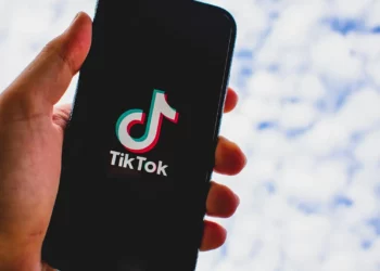 24enne cerca madre su Tik Tok: lancia un appello