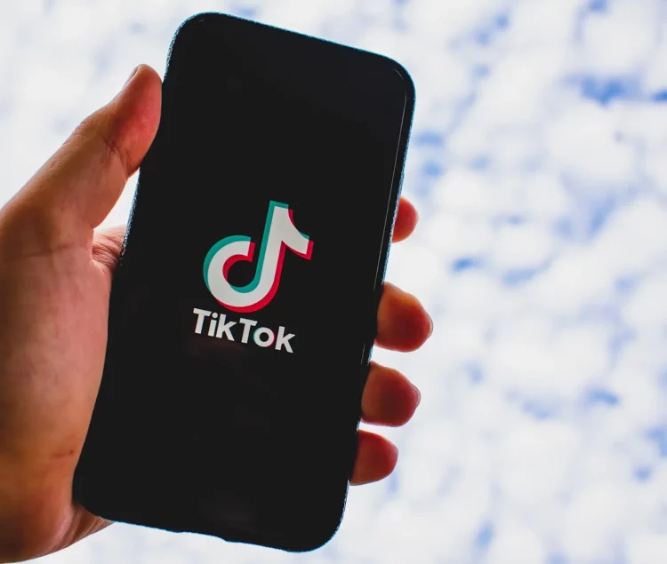 24enne cerca madre su Tik Tok: lancia un appello
