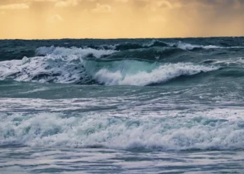 Bimba scomparsa in spiaggia trovata morta in mare