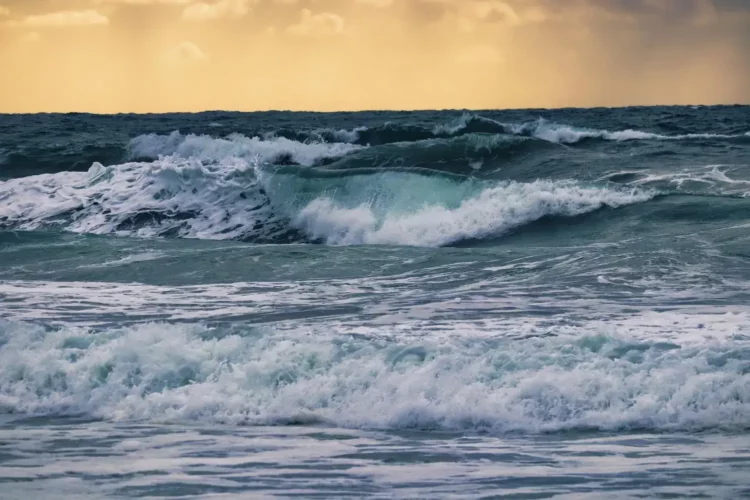 Bimba scomparsa in spiaggia trovata morta in mare