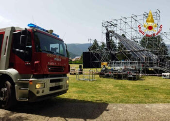 Crolla tettoia palco concerto Elisa: 2 feriti a Bassano del Grappa