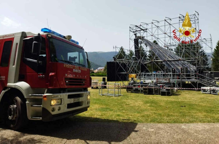 Crolla tettoia palco concerto Elisa: 2 feriti a Bassano del Grappa