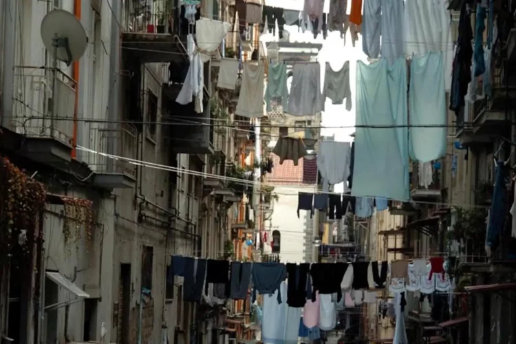 Divieto panni stesi sui balconi a Napoli