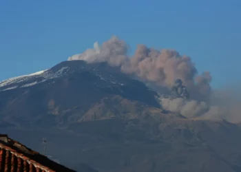 Etna, cenere dal cratere si Sud-Est: ritardi voli aeroporto