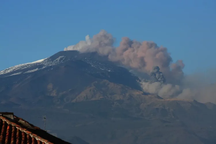 Etna, cenere dal cratere si Sud-Est: ritardi voli aeroporto