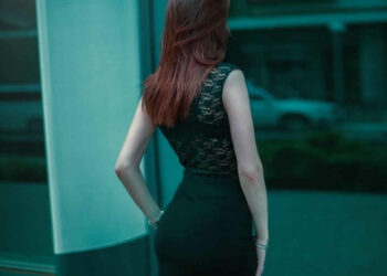 Falso cieco scoperto per uno sguardo al 'lato B' di una donna