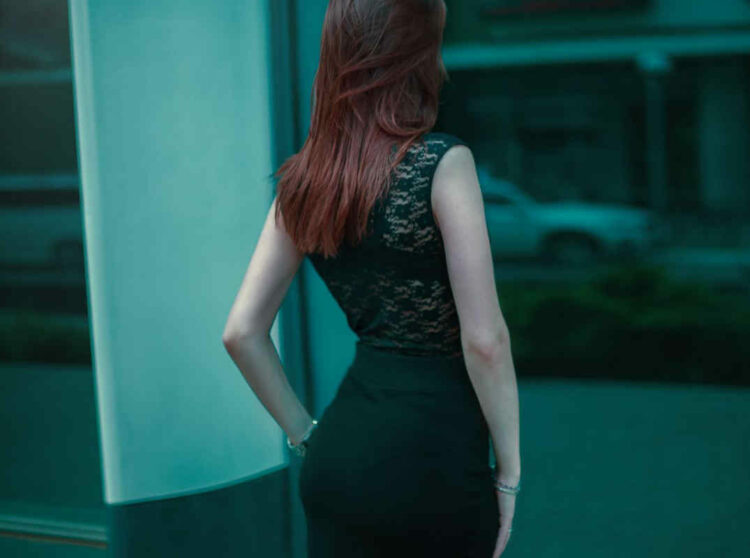 Falso cieco scoperto per uno sguardo al 'lato B' di una donna