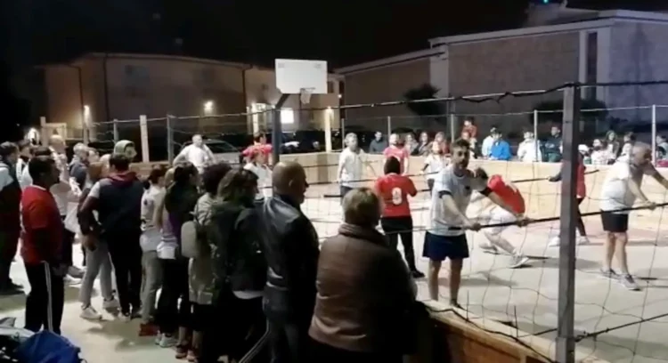 Il torneo misto di calcio balilla umano a Ragusa