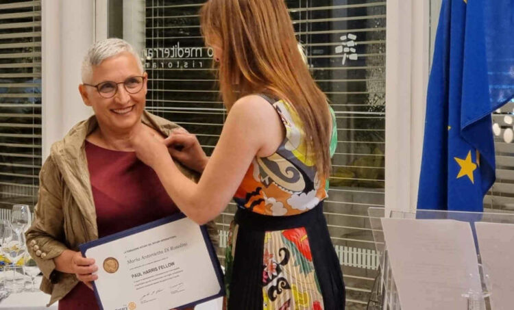 Il premio Paul Harris Fellow alla dott. Antonella Di Rosolini