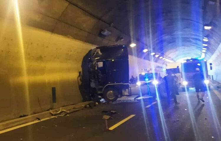 Incidente in una galleria sulla A18 Messina Catania