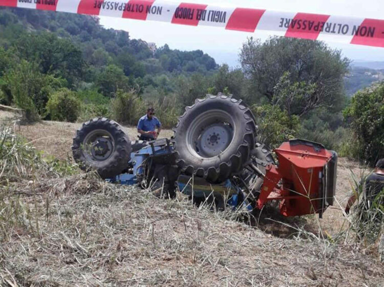 Incidente lavoro, si ribalta trattore: morto 62enne