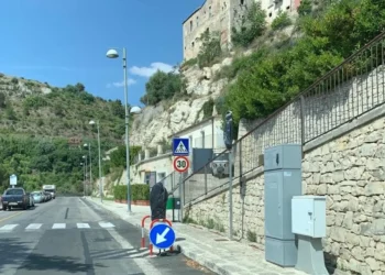 Strisce blu a Ragusa Ibla e le altre anomalie FOTO