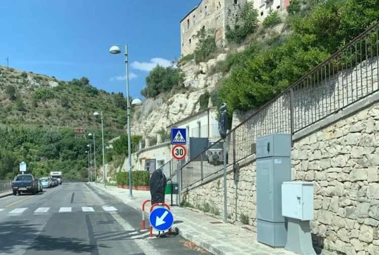 Strisce blu a Ragusa Ibla e le altre anomalie FOTO