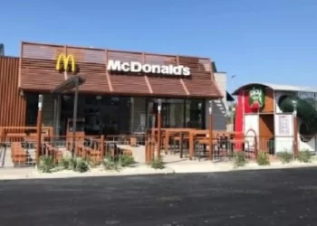 McDonald's Vittoria, dipendente aggredito da due ubriachi finisce in ospedale