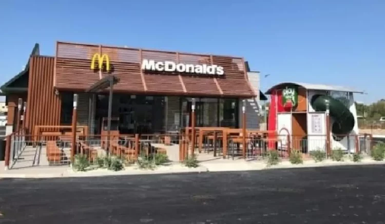 McDonald's Vittoria, dipendente aggredito da due ubriachi finisce in ospedale